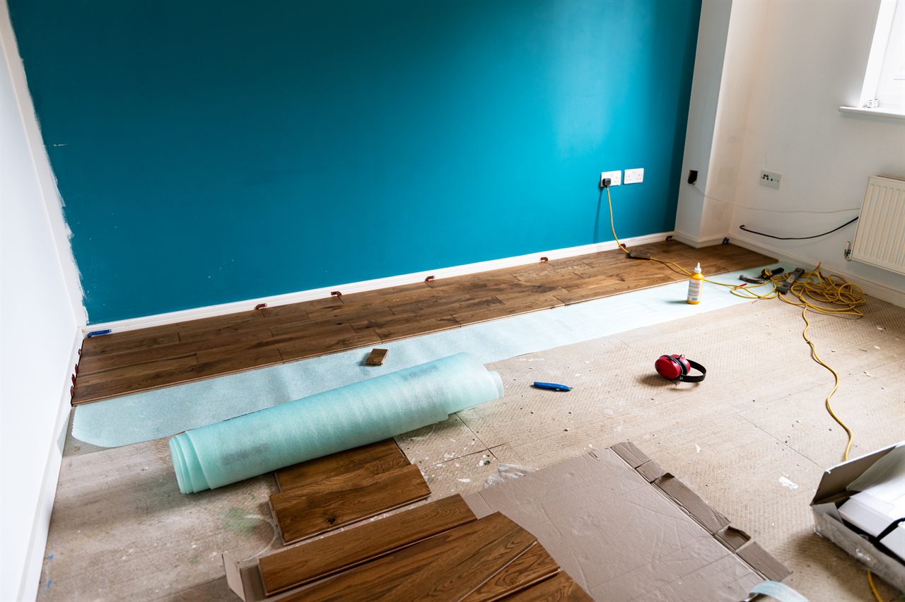 Plaatsing van een laminaatvloer met kliksysteem in een woonkamer